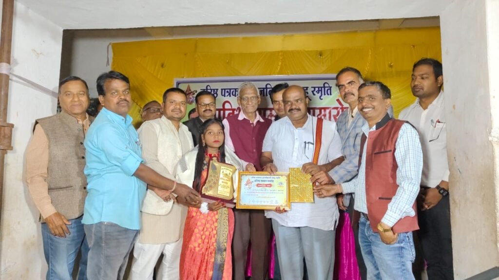 Kharod Pratibha Samman : खरौद के तिवारीपारा में वरिष्ठ पत्रकार कुंजबिहारी साहू की स्मृति में प्रतिभा सम्मान समारोह आयोजित, सम्मान पाकर उत्साहित नजर आए छात्र-छात्रा, सांस्कृतिक कार्यक्रम का भी हुआ आयोजन, विधायक व्यास कश्यप समेत अन्य अतिथि हुए शामिल
