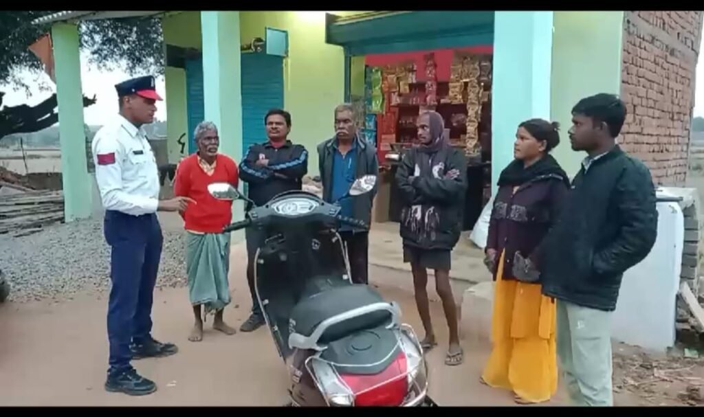 यातायात पुलिस के द्वारा जगह-जगह जाकर जागरूकता अभियान चलाया जा रही है