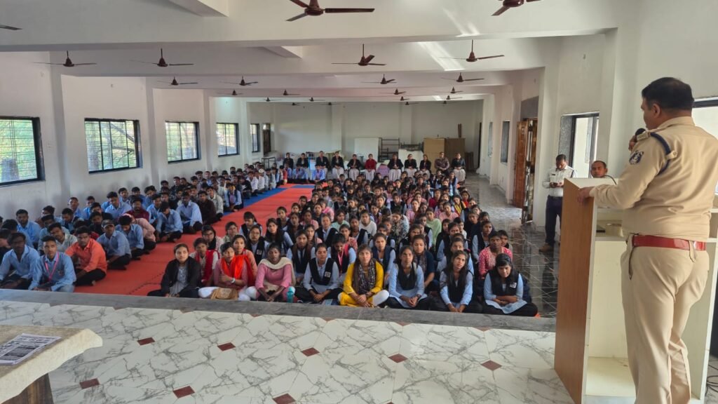 36 वां राष्ट्रीय सड़क सुरक्षा माह 2025 के तfहत थाना शिवरीनारायण क्षेत्र के राहौद कालेज में यातायात जन जागरूकता का कार्यक्रम आयोजन किया गया