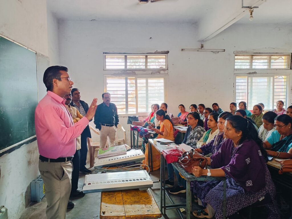 ईवीएम सहित निर्वाचन प्रक्रिया संपन्न कराने मतदान दलों को मिला प्रशिक्षण, रिटर्निंग अधिकारी मनोज कुमार ने किया निरीक्षण