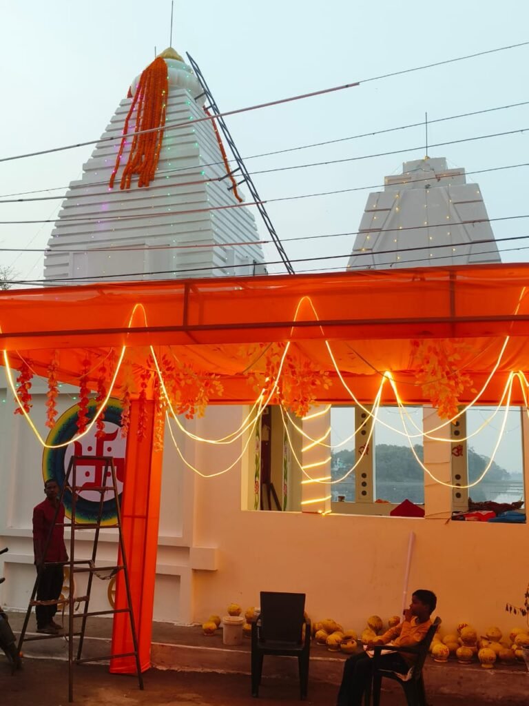 आस्था और विश्वास ! शिव पंचायत मंदिर निर्माण में पंच देवों की प्राण-प्रतिष्ठा, शोभायात्रा, वेदी पूजन, शिखर प्रतिष्ठा के साथ-साथ सुंदरकांड पाठ सायंकाल 5 बजें से देर रात तक चलता रहा