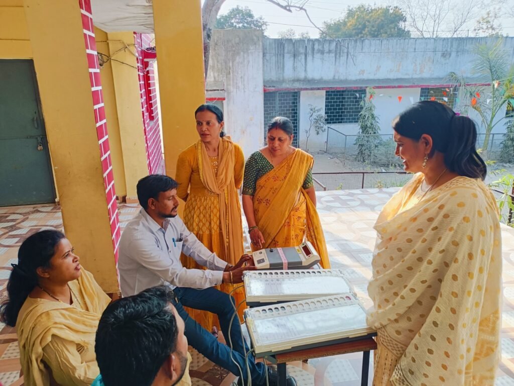 आम नागरिको को वार्डों में मिल रही है ईवीएम संचालन की जानकारी