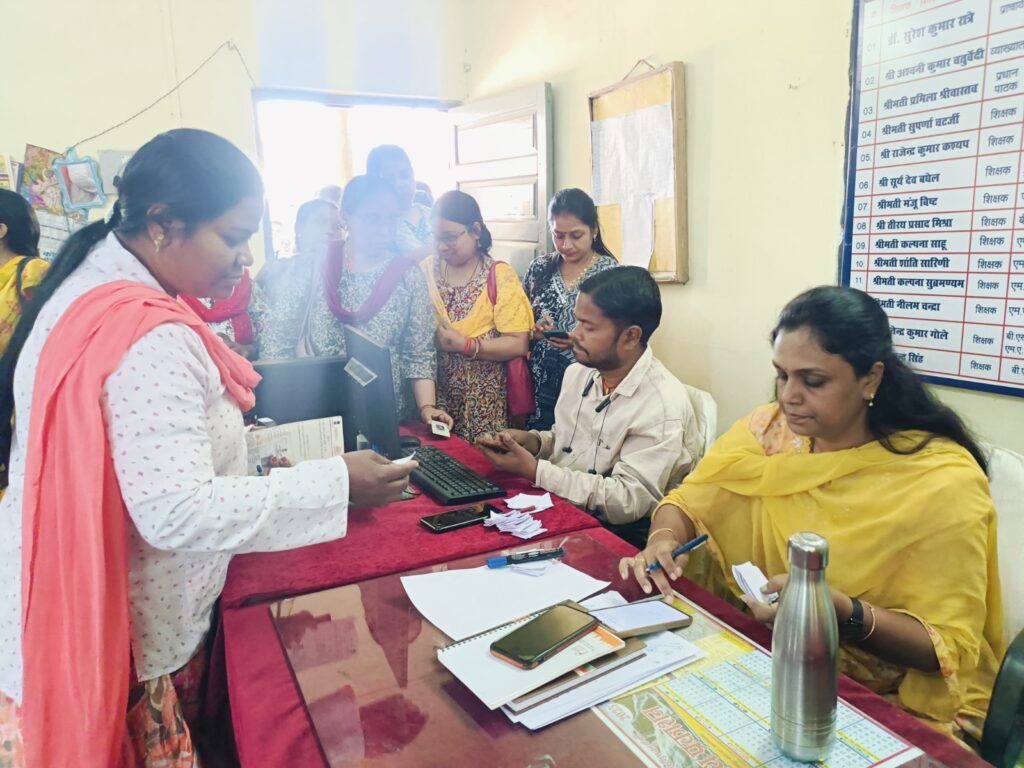 कोरबा नगरीय क्षेत्र के ईडीवी मतदाताओं ने विद्युत गृह स्कूल में किया मतदान