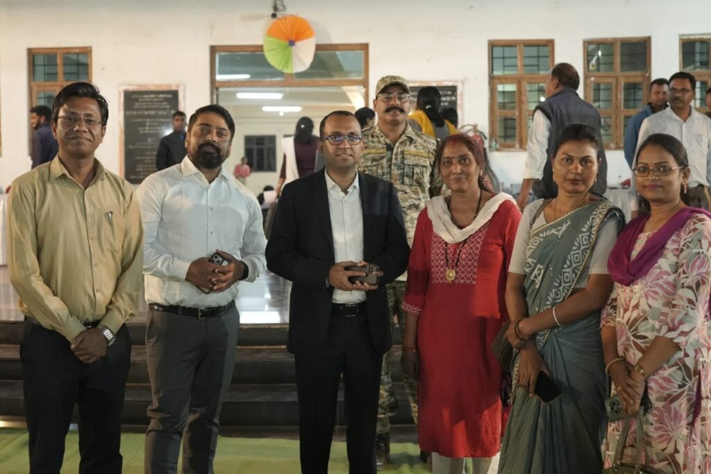कलेक्टर ने निर्वाचन जैसी महत्वपूर्ण जिम्मेदारी कुशलतापूर्वक पूर्ण कर लौटी महिला मतदान दलों का किया उत्साहवर्धन