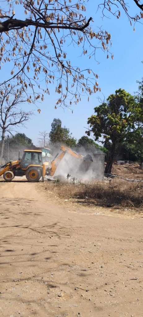मुआवजा लेकर परिसम्पत्ति खाली नहीं करने वालों पर की जा रही कार्यवाही