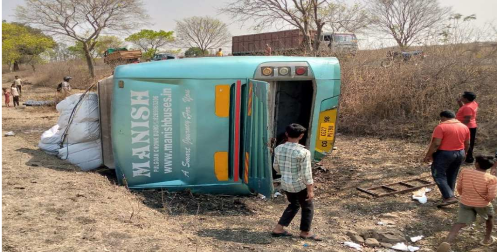 “प्रयागराज से छत्तीसगढ़ लौट रही बस मध्य प्रदेश में पलटी: एक महिला की मौत, 22 घायल”