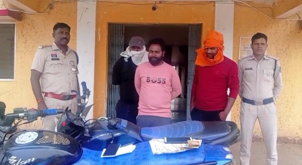 थाना अकलतरा क्षेत्र में जुआ खेलने वाले 03 आरोपियों को किया गिरफ्तार