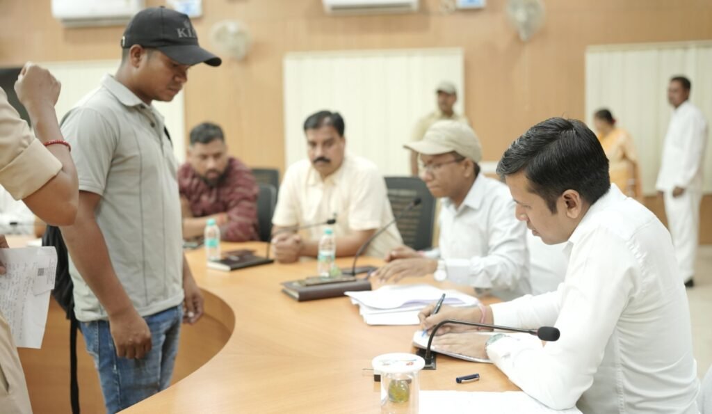जनदर्शन में सुनी गई आम नागरिको की समस्याएं