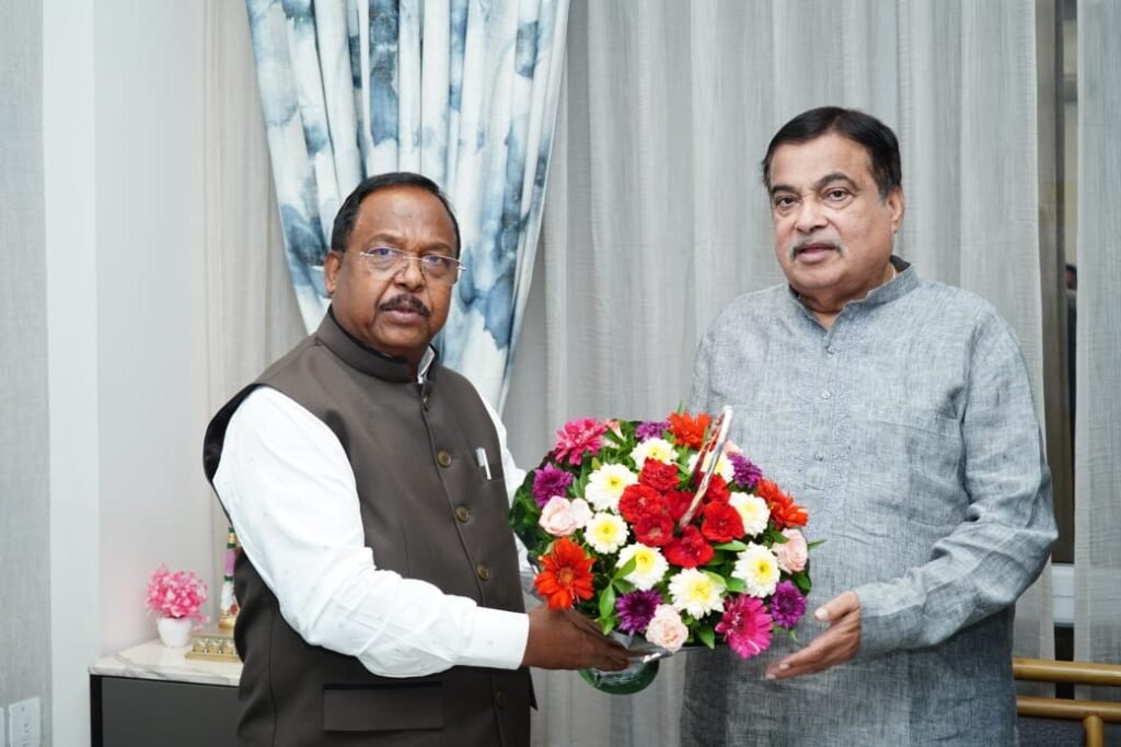 मंत्री श्री रामविचार नेताम ने केन्द्रीय सड़क परिवहन मंत्री श्री नितिन गडकरी से नागपुर में की सौजन्य मुलाकात