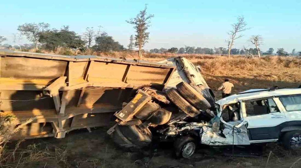 Balodabazar Road Accident : रायपुर जा रही स्कॉर्पियो ट्रेलर से टकराई, सभी घायलों को अस्पताल में भर्ती