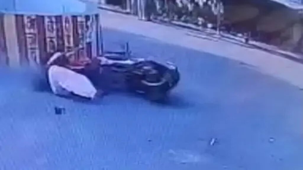 कोरबा में महिला टीचर सड़क हादसे में बाल-बाल बचीं, कार ने मारी ठोकर