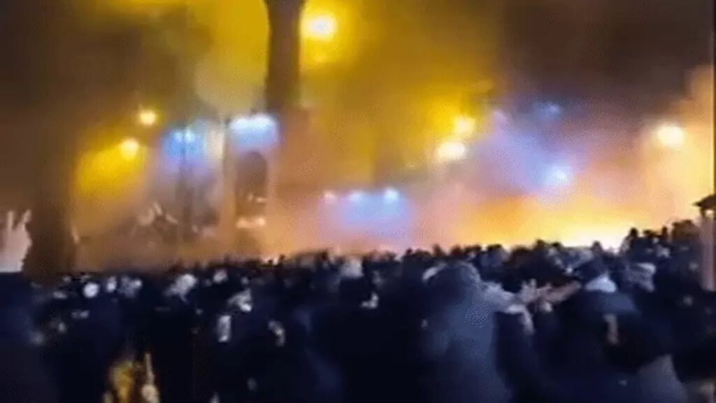 सरकार विरोधी हिंसा में 217 मौतों का दावा, ईरान पर हमले को लेकर ट्रम्प असमंजस में