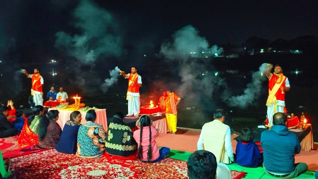 मकर संक्रांति की पूर्व संध्या वैदिक मंत्रोच्चार से हुआ हसदेव गंगा महाआरती