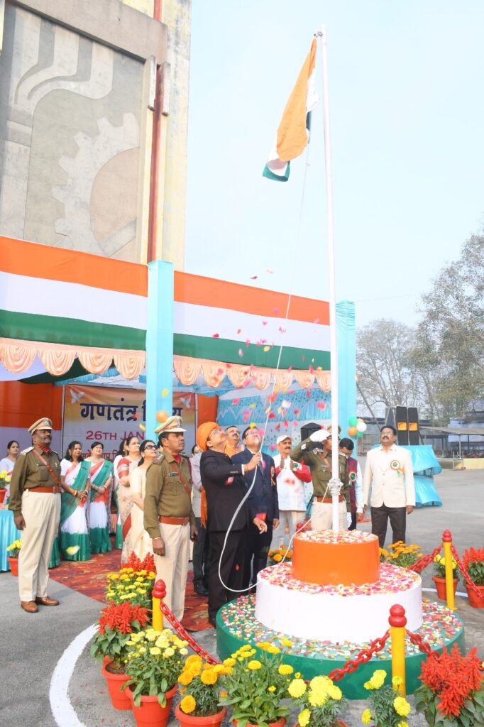 एचटीपीएस में उत्साह से मनाया गया गणतंत्र दिवस, संयंत्र परिसर में मुख्य अभियंता ने फहराया तिरंगा
