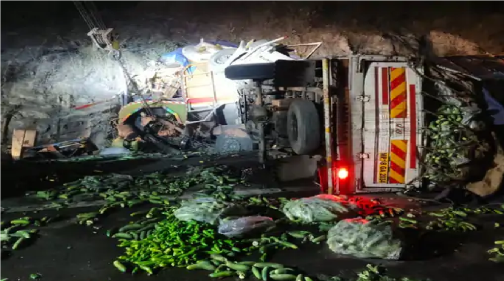 CG Breaking News : बांगो सड़क हादसा केंदई पुल पर दो वाहनों की सीधी भिड़ंत, मलबे में तब्दील हुई गाड़ियां CG Breaking News