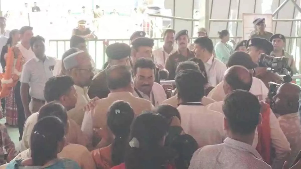 Chief Minister Vishnudev Sai के कार्यक्रम में अफरा-तफरी, सुरक्षा घेरा बना विवाद की वजह