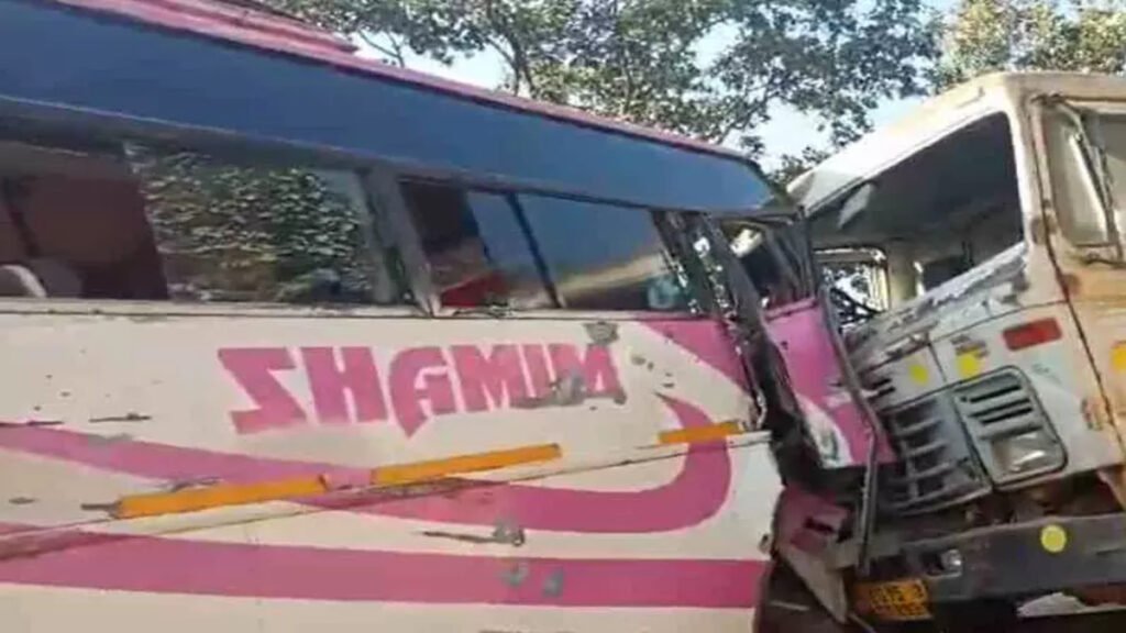 CG BREAKING : जशपुर में भीषण सड़क हादसा’ रौनी घाटी के पास बस-हाईवा की टक्कर, 24 यात्री घायल