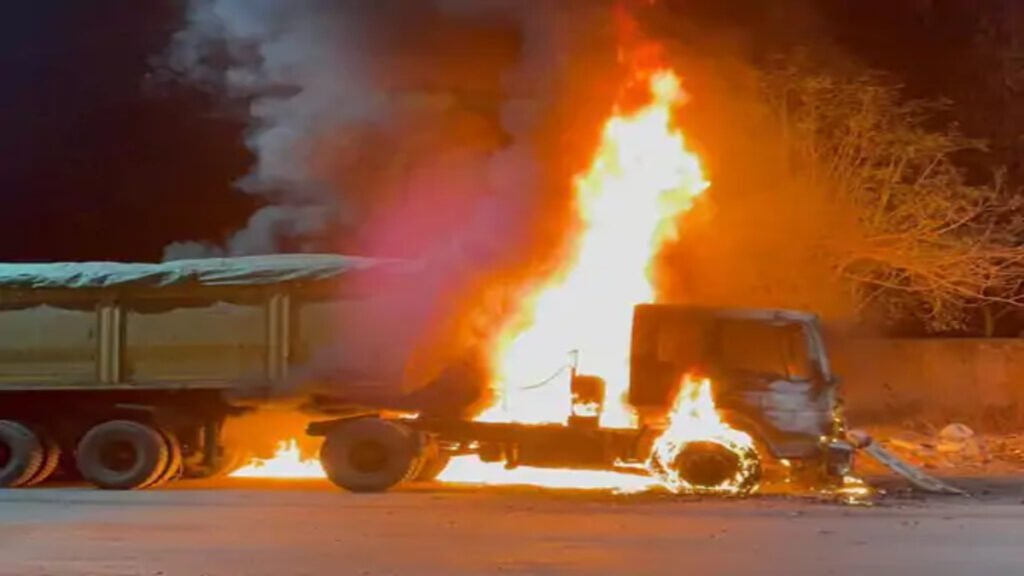 CG NEWS : हाईवे पर आग का गोला बना ट्रेलर, चालक की सूझबूझ से टला बड़ा हादसा