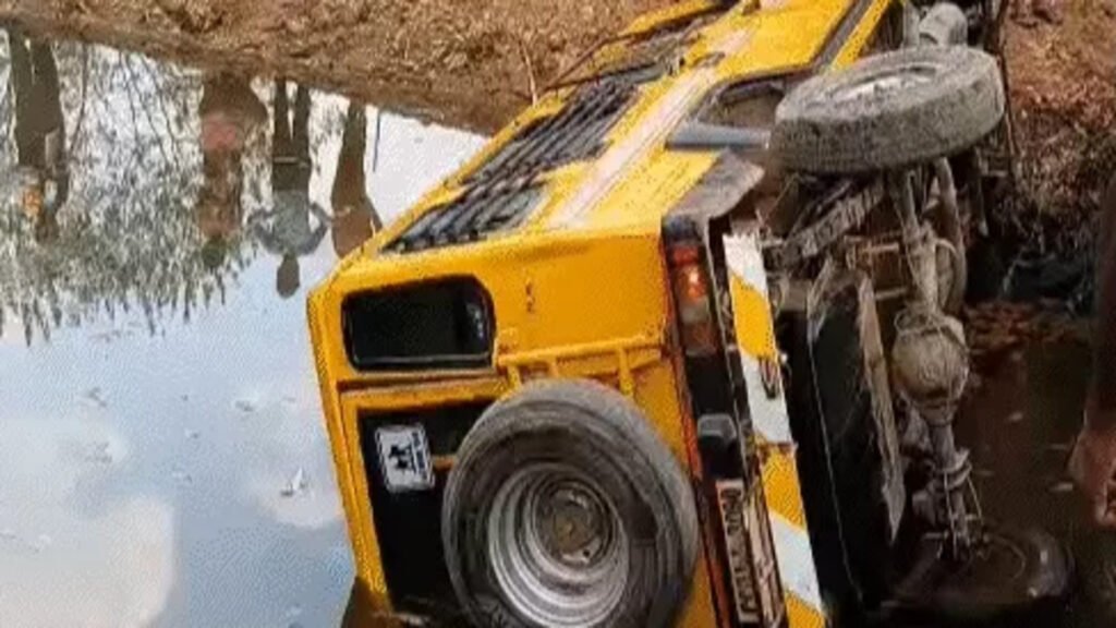 CG BREAKING : छत्तीसगढ़ में दो भीषण सड़क हादसे’ 5 की मौत, 33 घायल; सगाई से लौट रही पिकअप खाई में गिरी