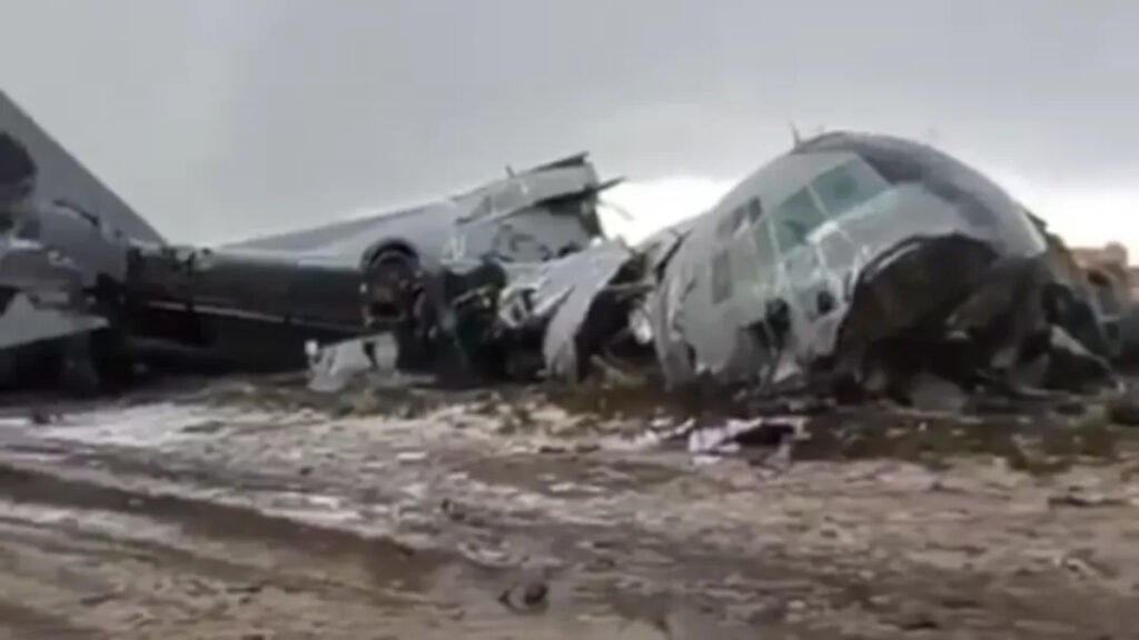 BREAKING : हाईवे पर गिरा नोटों से लदा वायुसेना विमान, 15 की मौत; मची अफरा-तफरी में लूट की कोशिश