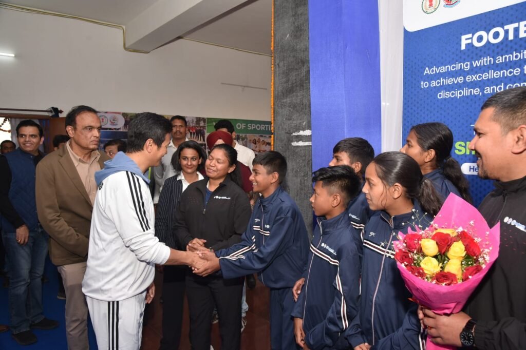 बालको के खेल अकादमी में फुटबॉलर बाइचुंग भूटिया ने किया खिलाड़ियों का उत्साहवर्धन