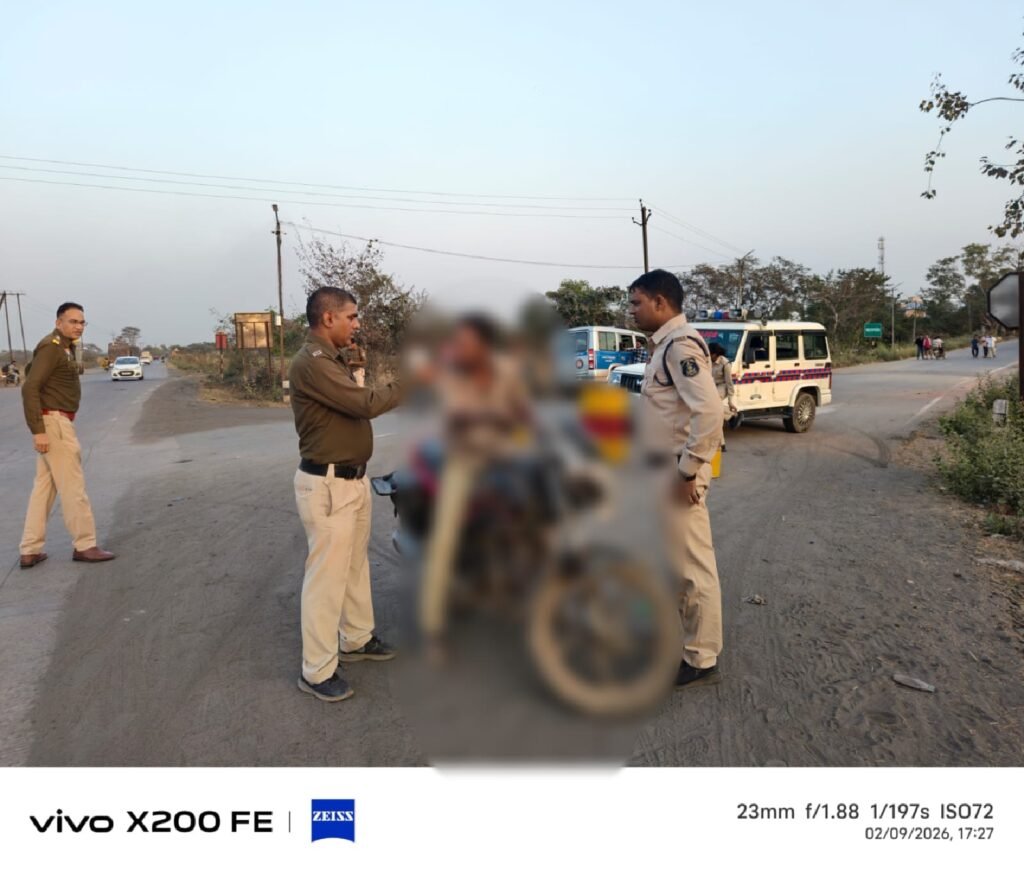 जांजगीर-चांपा पुलिस द्वारा जिले में हो रही है वाहन दुर्घटनाओं के घटना समय का अध्ययन किया गया जिसके आधार पर विभिन्न थाना क्षेत्र में दिन में दुर्घटना से मृत्यु हो होना पाया गया अतः शराब पीकर वाहन चलाने वालों पर दोपहर में वाहन चेकिंग का अभियान चलाया गया