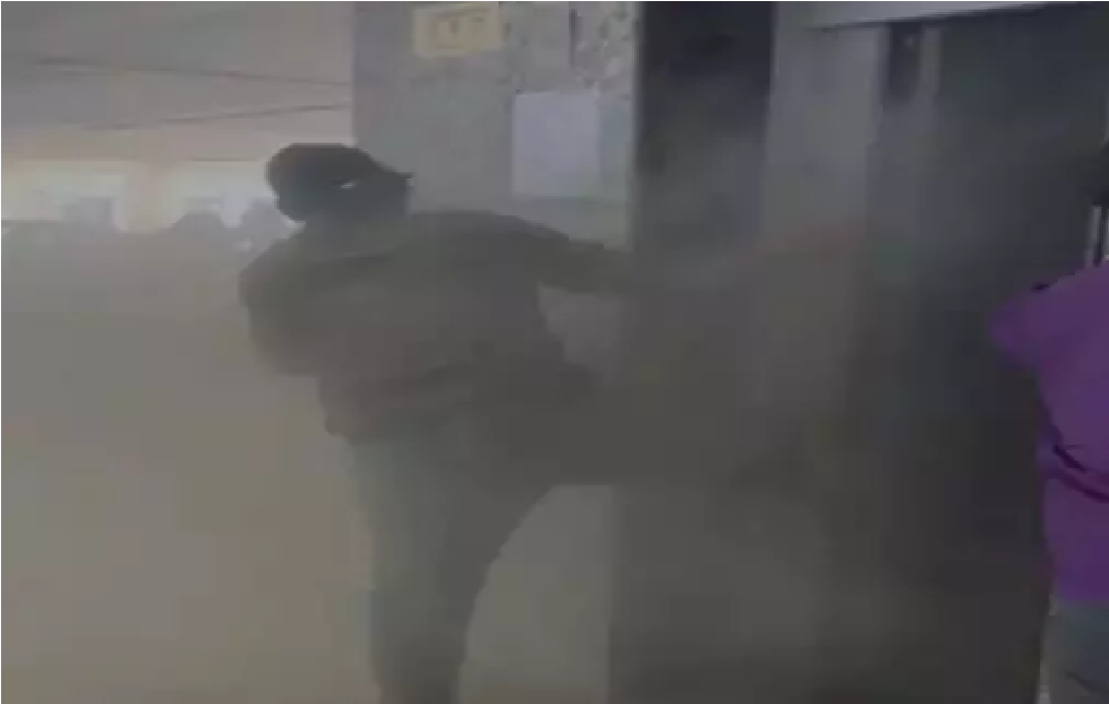 Short Circuit Fire in Lift : लिफ्ट में ‘ब्लास्ट’ जैसी आहट , पॉश अपार्टमेंट में लगी आग, सुरक्षित निकाले गए दर्जनों परिवार Short Circuit Fire in Lift