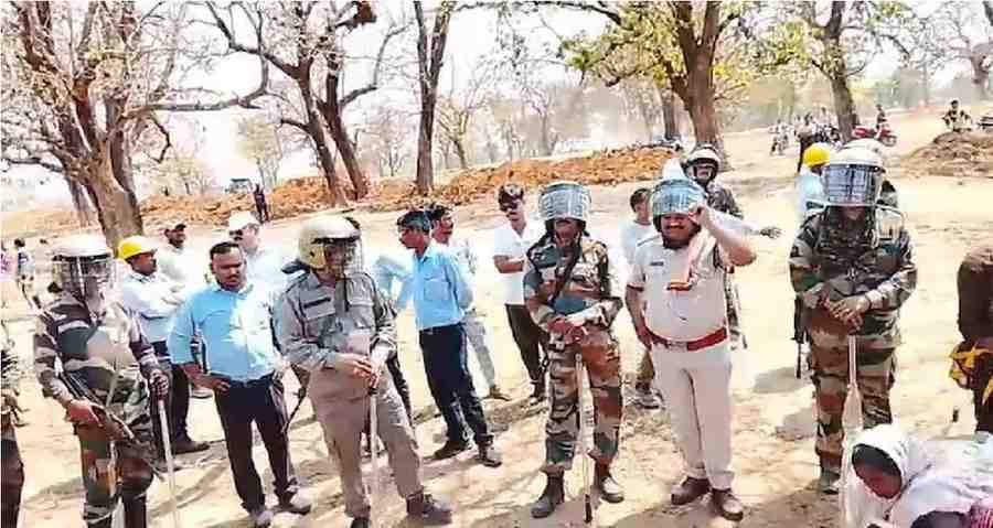 SECL Manager Attack News : खून-खराबे पर उतरी भीड़ , SECL अधिकारी के साथ मारपीट मामले में महिला सरपंच और साथी नामजद