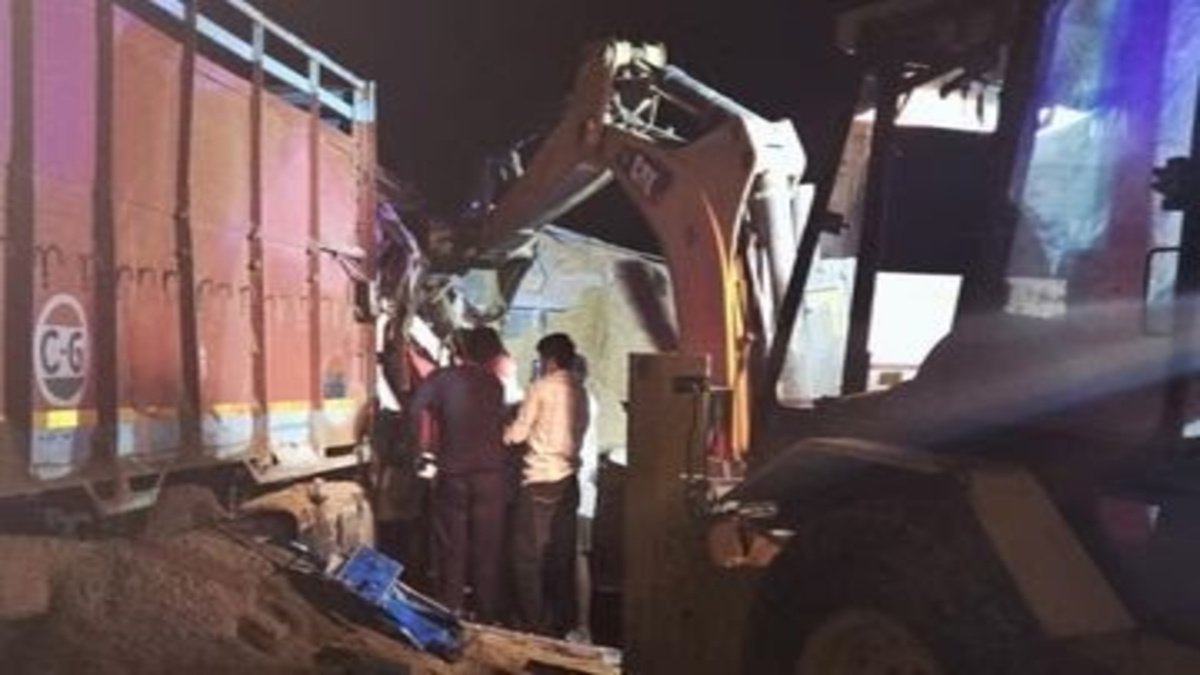 Horrific Road Accident : मिनी हाइवा और ट्रक की भिड़ंत में तीन की दर्दनाक मौत