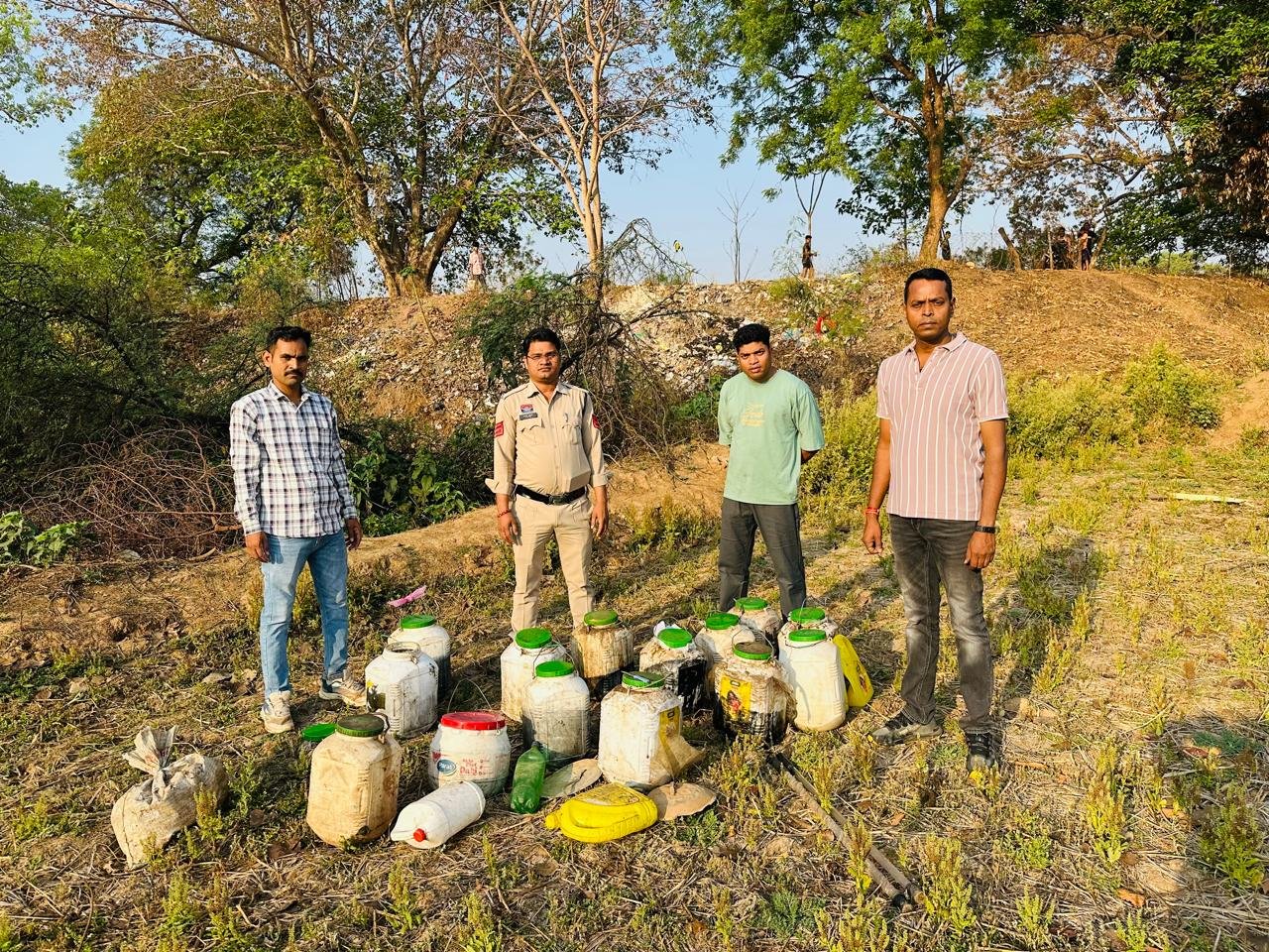 थाना जैजैपुर के ग्राम ओड़ेकेरा में तेंदवाही तालाब में भारी मात्रा में अवैध महुआ पास नष्ट किया गया