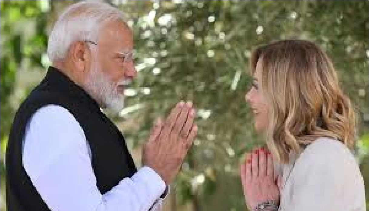 मेलोनी के साथ रोम की सड़कों पर दिखे PM Modi , 2000 साल पुराने कोलोजियम में ली सेल्फी PM Modi