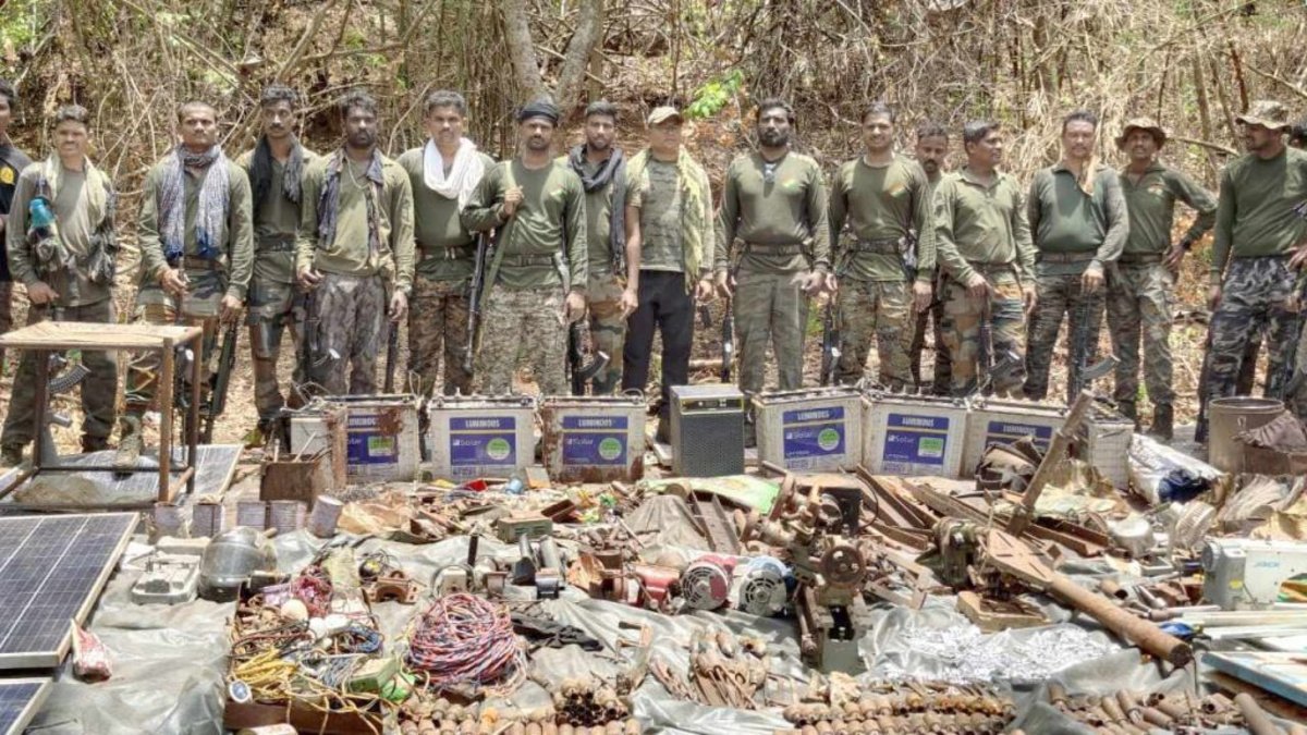 CG NEWS : नारायणपुर जंगल में मिला माओवादियों का सीक्रेट हथियार निर्माण केंद्र, भारी विस्फोटक बरामद