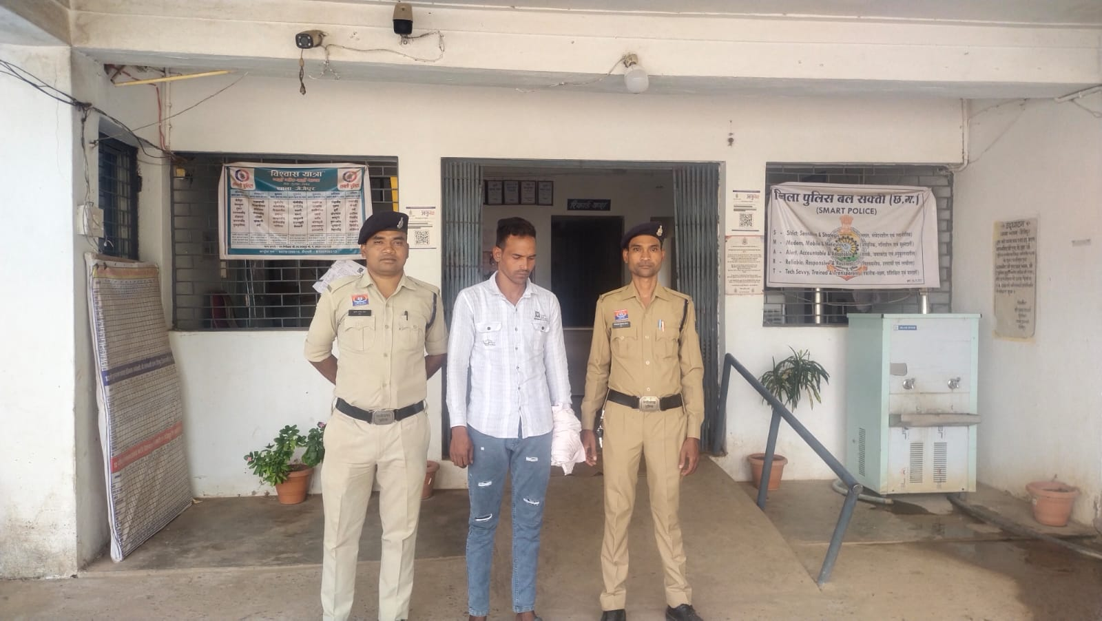 नाबालिग बालिका को शादी का झांसा देकर अपहरण कर भगा ले जाने वाले एक वर्ष से फरार दुष्कर्मी को जैजैपुर पुलिस ने किया गिरफ्तार