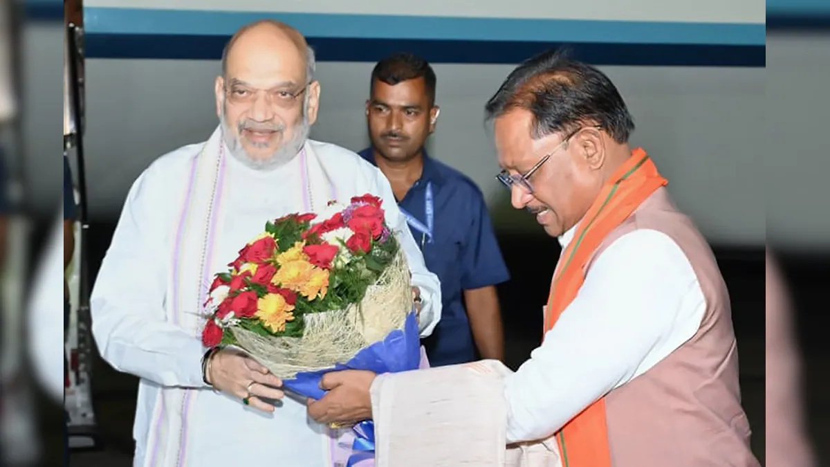 Amit Shah Visit CG : केंद्रीय गृहमंत्री अमित शाह पहुंचे छत्तीसगढ़, CM विष्णुदेव साय ने एयरपोर्ट पर किया स्वागत