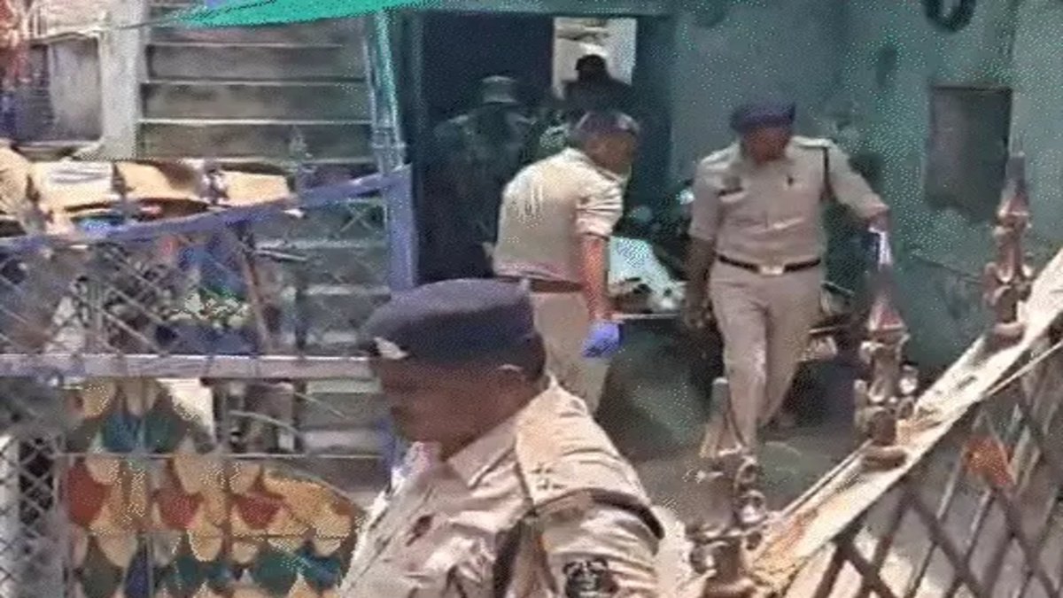 CG NEWS : अफेयर के विवाद में उजड़ा पूरा परिवार’ मां ने बच्चों को शराब पिलाकर दी दर्दनाक मौत, फिर पति संग लगाई फांसी