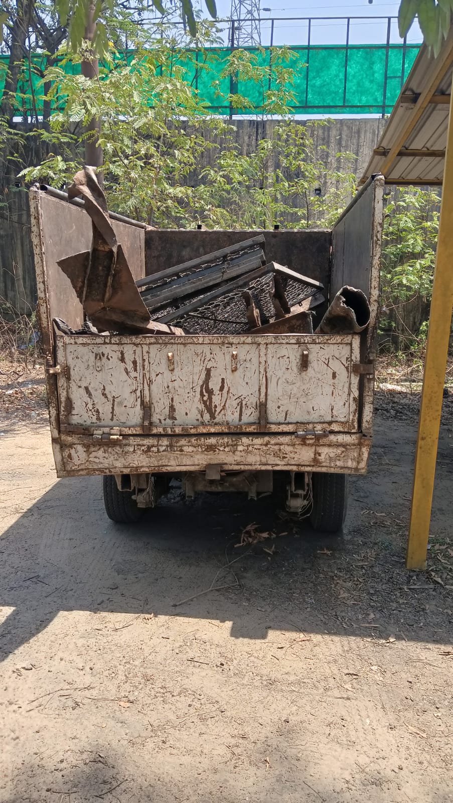 उरगा एवं कुसमुंडा पुलिस की कार्रवाई में लगभग 16 टन कबाड़ एवं 04 वाहन जप्त*