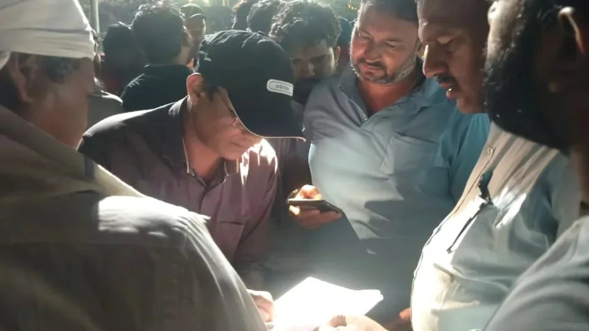 बदसलूकी के विरोध में श्रमिकों का प्रदर्शन, उत्पादन पर असर