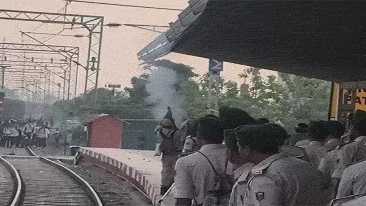 पटना में भारी बवाल : पाटलिपुत्र स्टेशन पर परीक्षा स्पेशल ट्रेन में तोड़फोड़, ट्रैक जाम; हालात बेकाबू होने पर पुलिस की हवाई फायरिंग