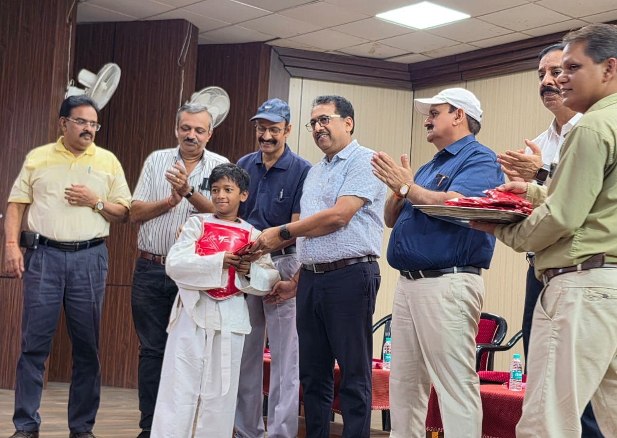 एचटीपीएस के सीनियर क्लब में ताइक्वांडो प्रशिक्षण के समापन समारोह में मुख्य अभियंता श्री एचके. सिंह ने बच्चों का बढ़ाया हौसला