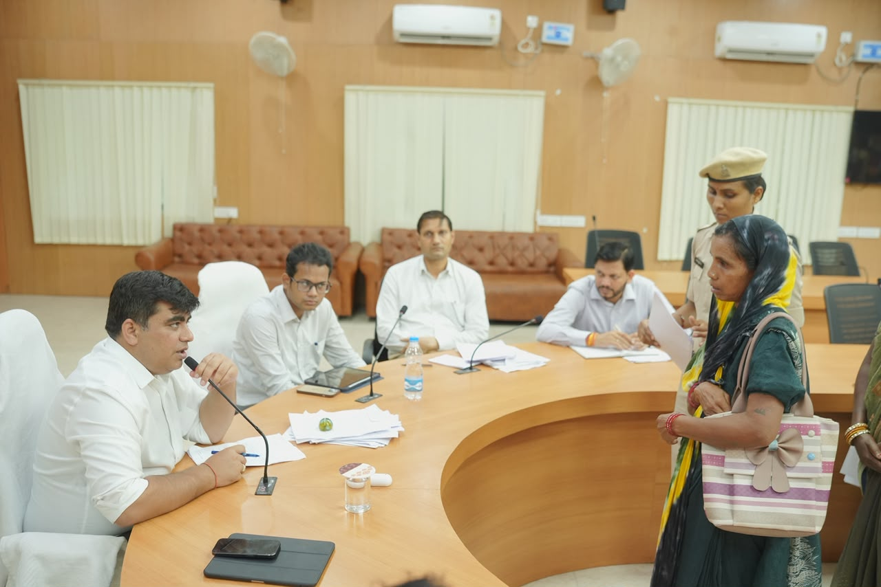 कलेक्टर ने जनदर्शन में सुनी गई आम लोगो की समस्याएं