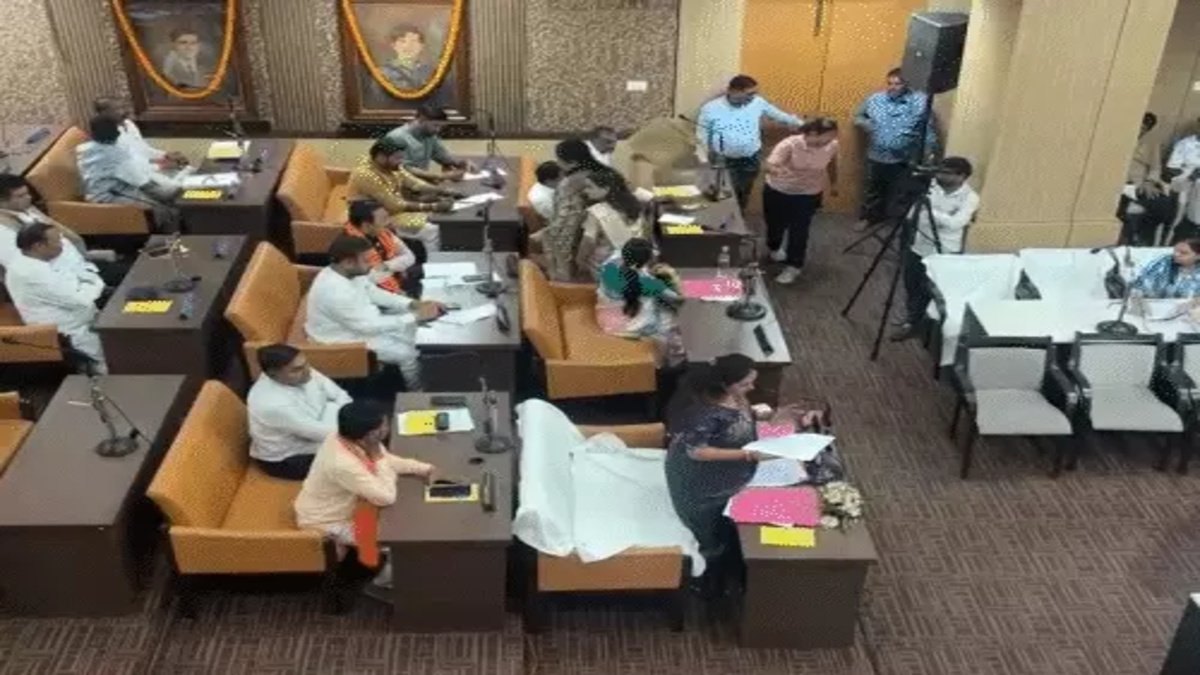 CG Civic News : 3000 करोड़ के बजट के बावजूद निगम भवन की छत टपकी, विपक्ष ने विकास दावों पर उठाए सवाल