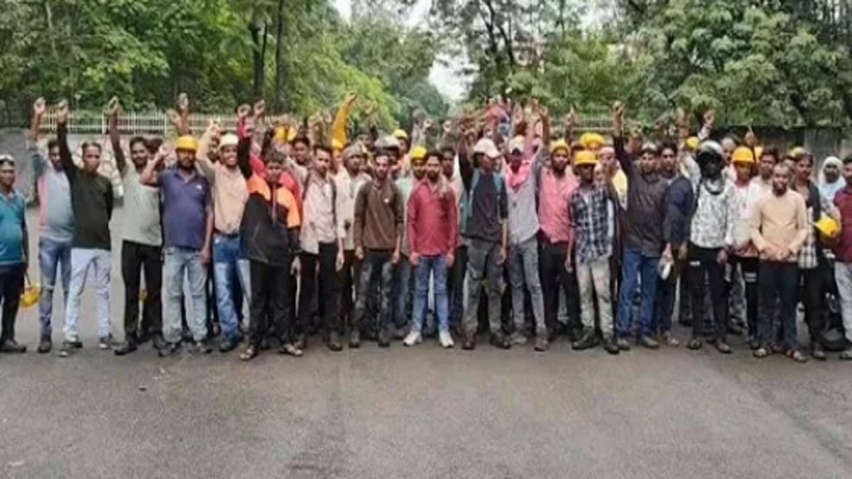 Korba News : वेतन भुगतान की मांग को लेकर ठेका श्रमिकों का प्रदर्शन, गेवरा परियोजना का काम प्रभावित