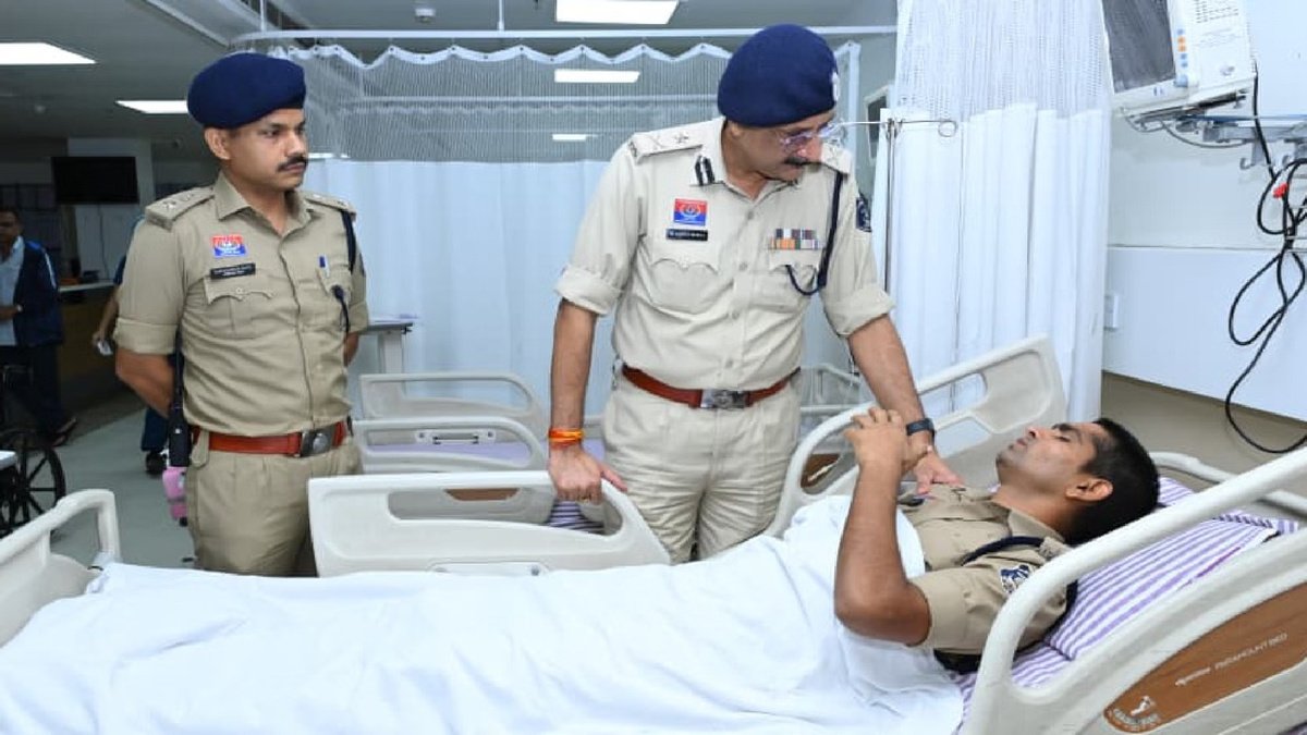 CG NEWS : घेराव के दौरान घायल हुए जवानों का हाल जानने पहुंचे पुलिस कमिश्नर’ बेहतर इलाज के दिए निर्देश