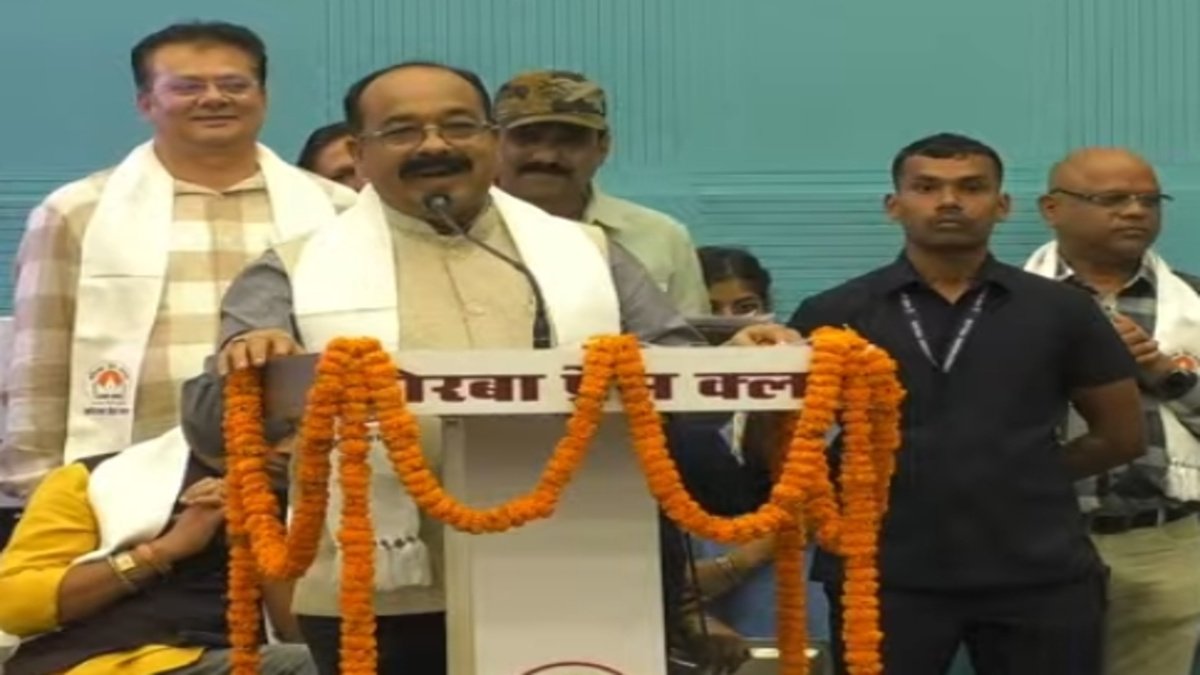 Korba Politics : मंच से निकले सियासी संकेत’ पूर्व मंत्री और अरुण साव की पंक्तियों के राजनीतिक मायनों पर चर्चाओं का दौर