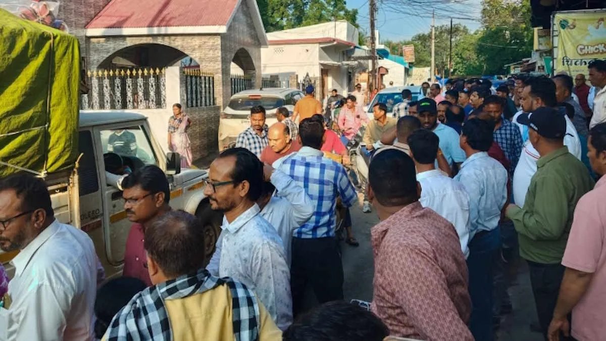 CG News : ‘लॉन्ग एशिया’ निवेश विवाद ने पकड़ा तूल’ डोंगरगढ़ में कारोबारी के ठिकाने पर जुटी भीड़, पुलिस जांच और सुरक्षा व्यवस्था कड़ी