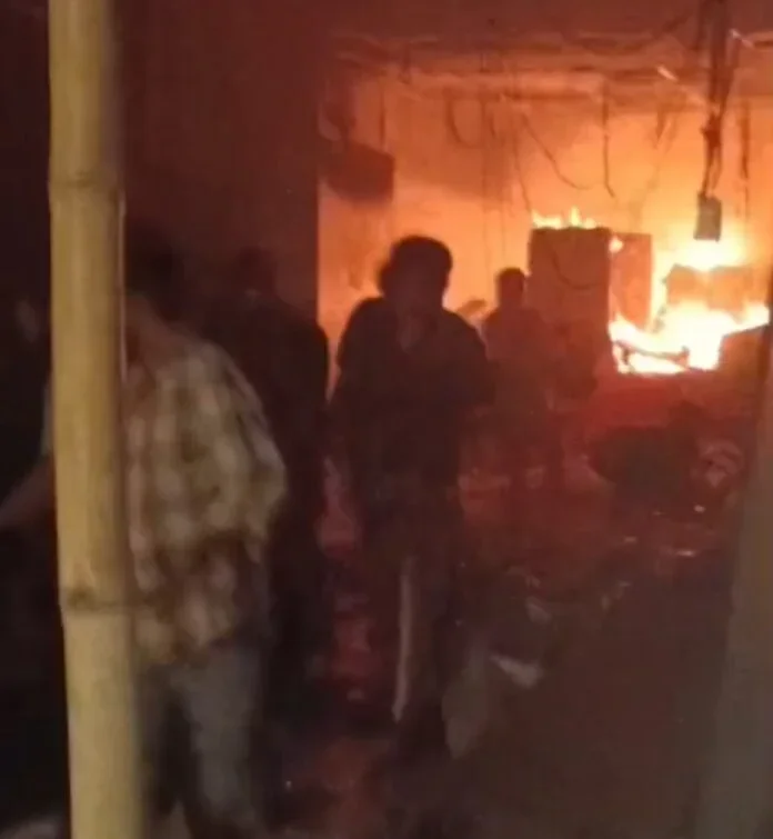कोरबा के पावर हाउस रोड पर देर रात मची अफरा-तफरी, कपड़ा दुकान में लगी भीषण आग