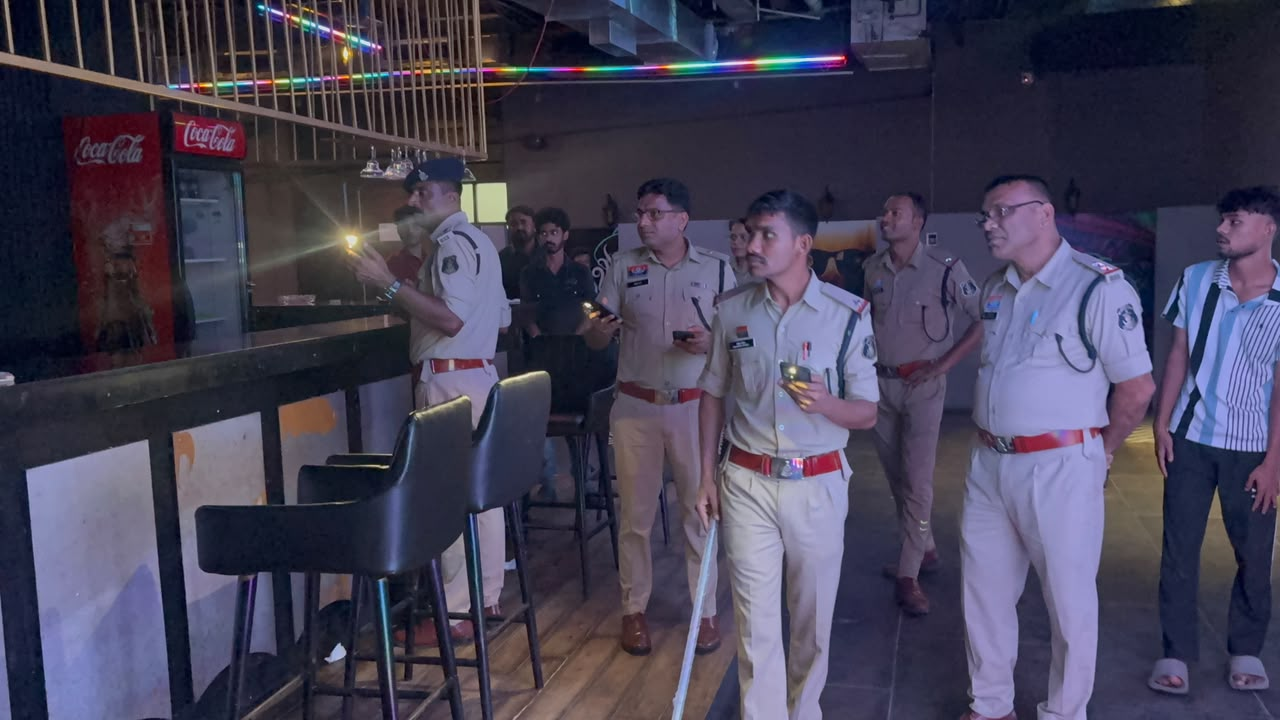 पाम मॉल स्थित ओएनसी (One Night Club) एवं सेंट्रल प्वाइंट स्थित बार में देर रात तक नियमों के उल्लंघन की मिल रही थीं लगातार शिकायतें