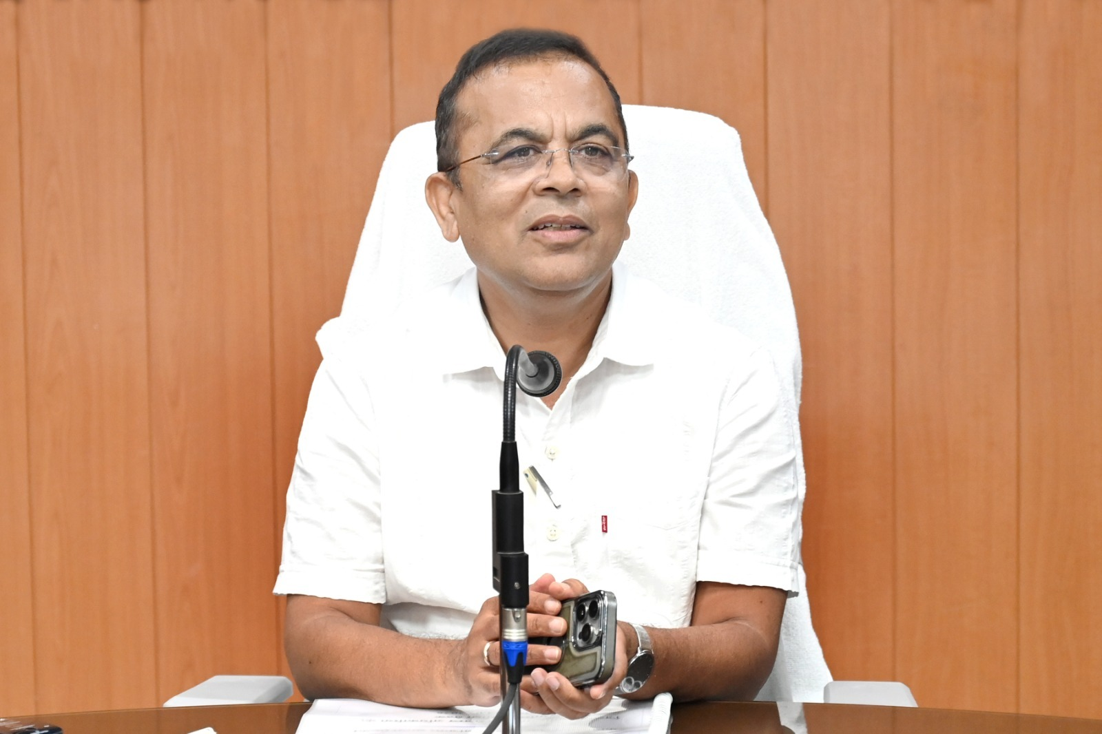 कलेक्टर ने ली राजस्व अधिकारियों की समीक्षा बैठक
