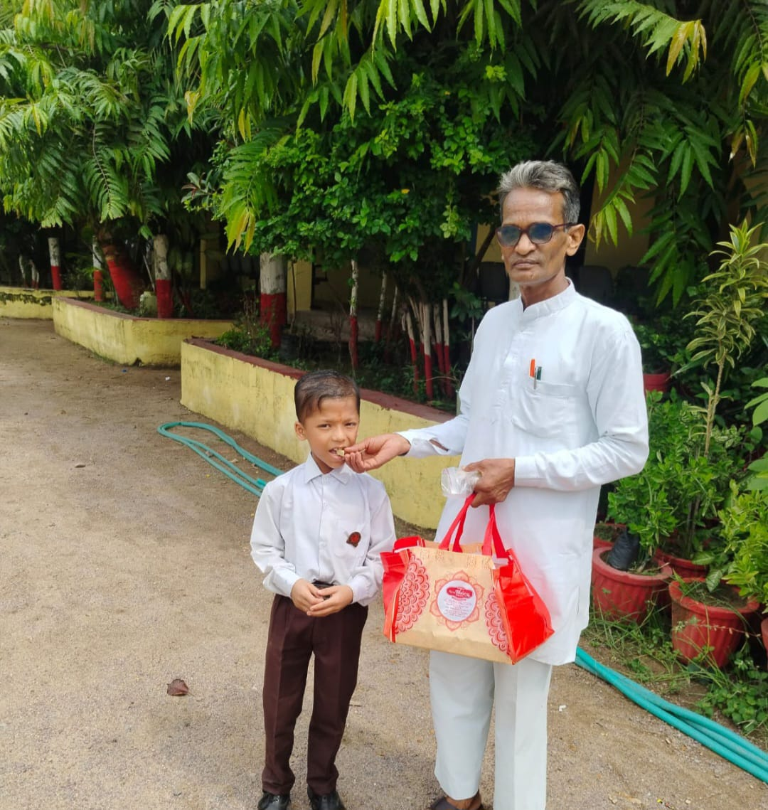अपने जन्मदिन पर अपने स्कूल को उपहार स्वरूप पौधा भेंट प्रेरक संदेश पर्यावरण संरक्षण चांपा लक्ष्य ऐरन अग्रवाल