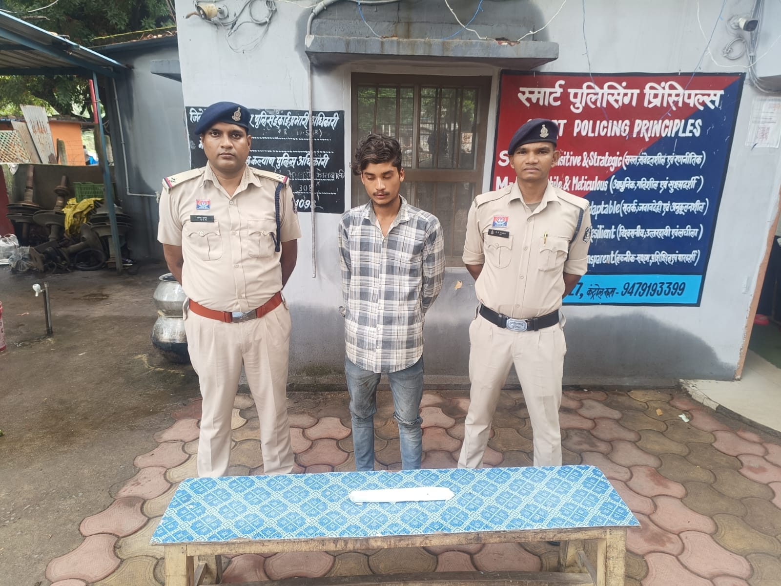 हाथ में तलवार, लोगों में खौफ… मानिकपुर पुलिस ने युवक को दबोचा, भेजा जेल